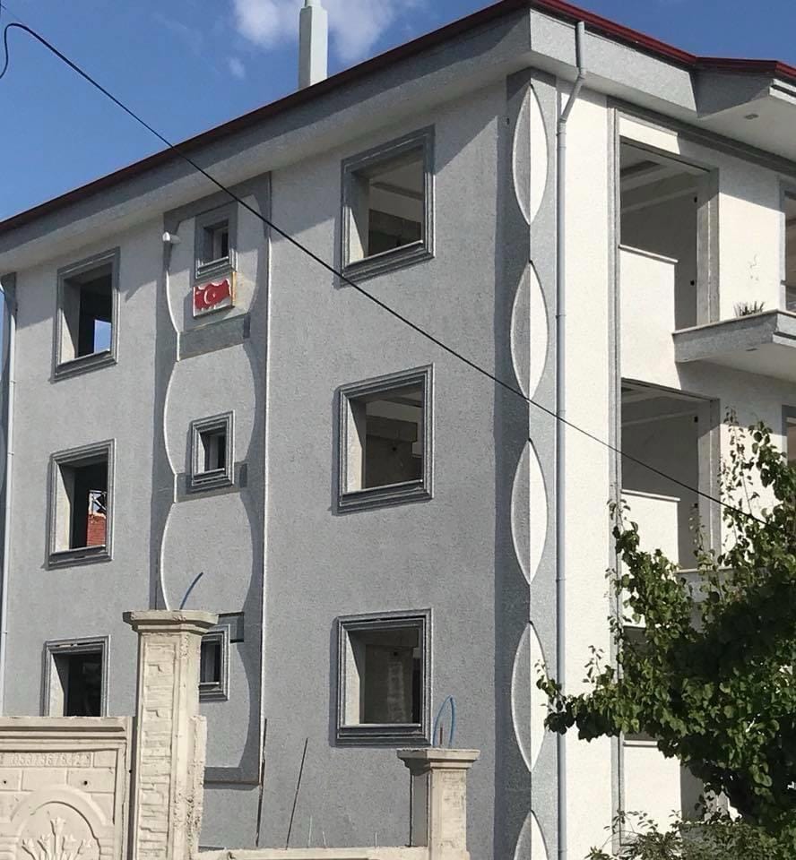 Mantolama uygulaması devam eden bir cephe