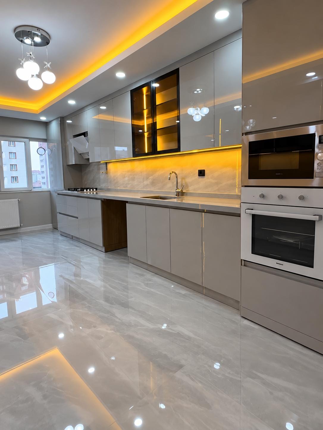 Yenilenmiş modern bir mutfak